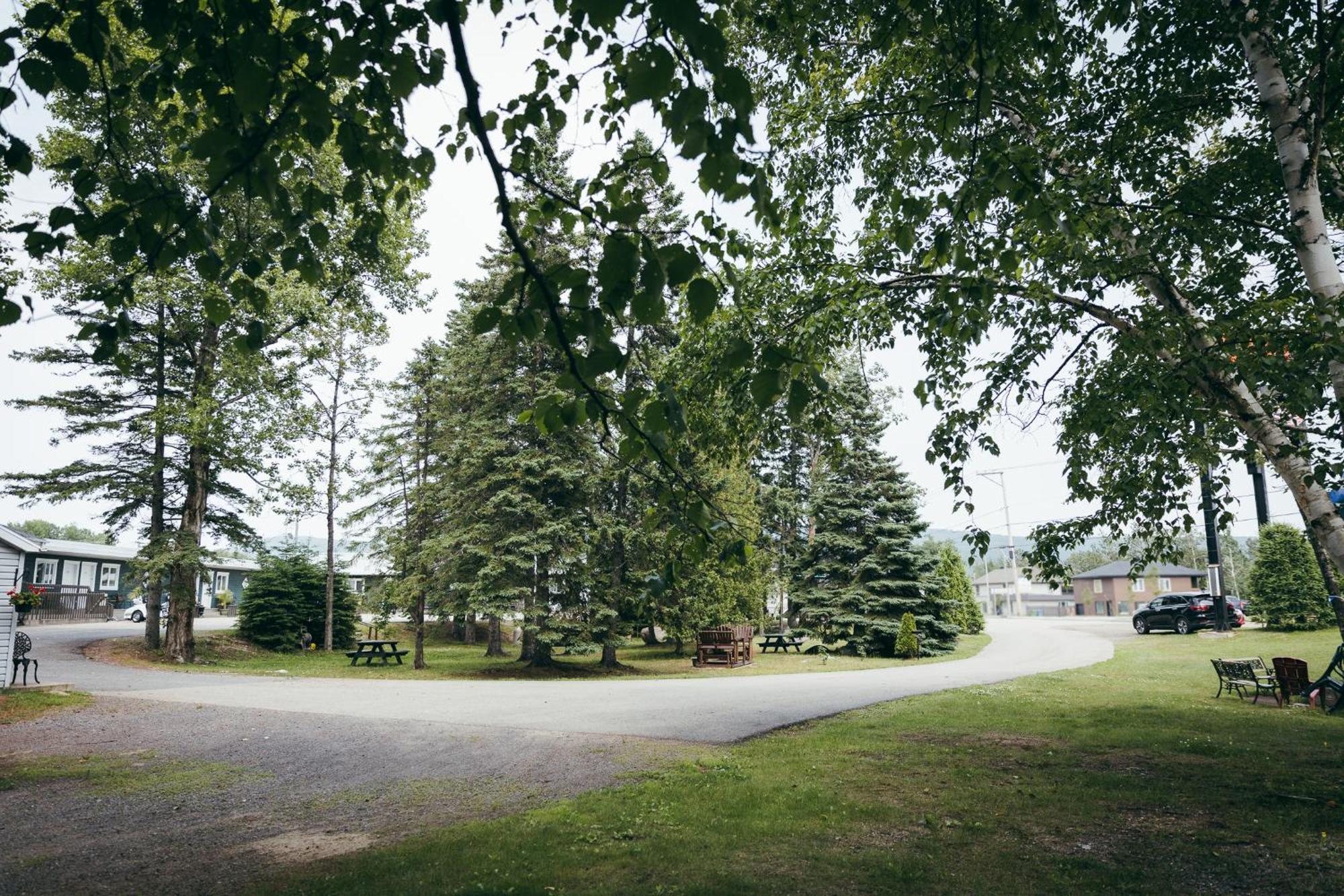 Des Cascades Motel
